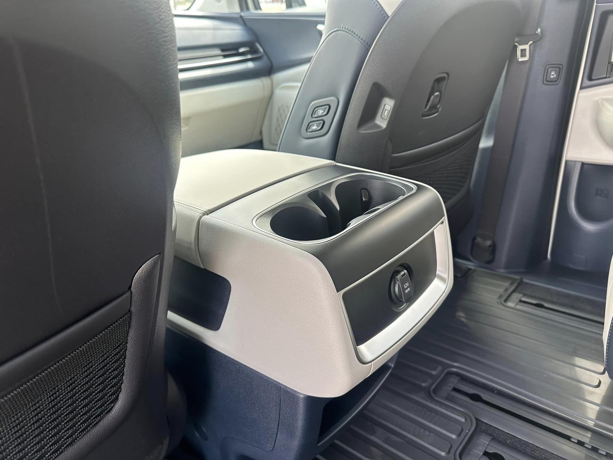 2025 Kia Carnival - EX Trim - Ivory Silver with Navy & Gray Interior - 