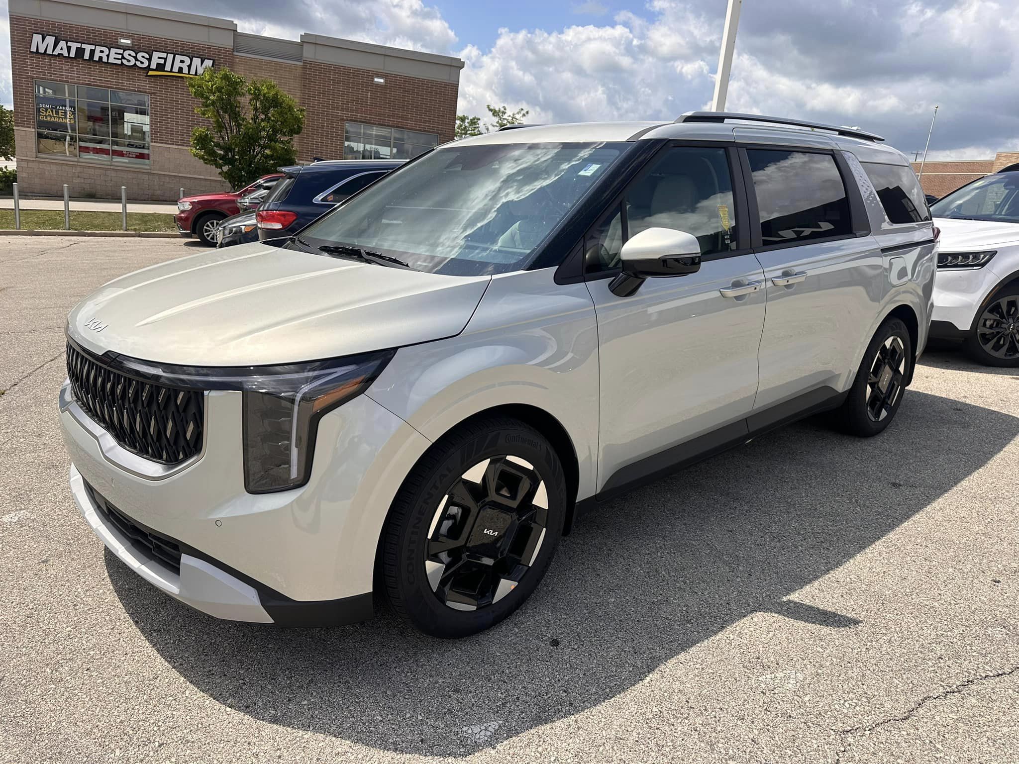 2025 Kia Carnival - EX Trim - Ivory Silver with Navy & Gray Interior - 