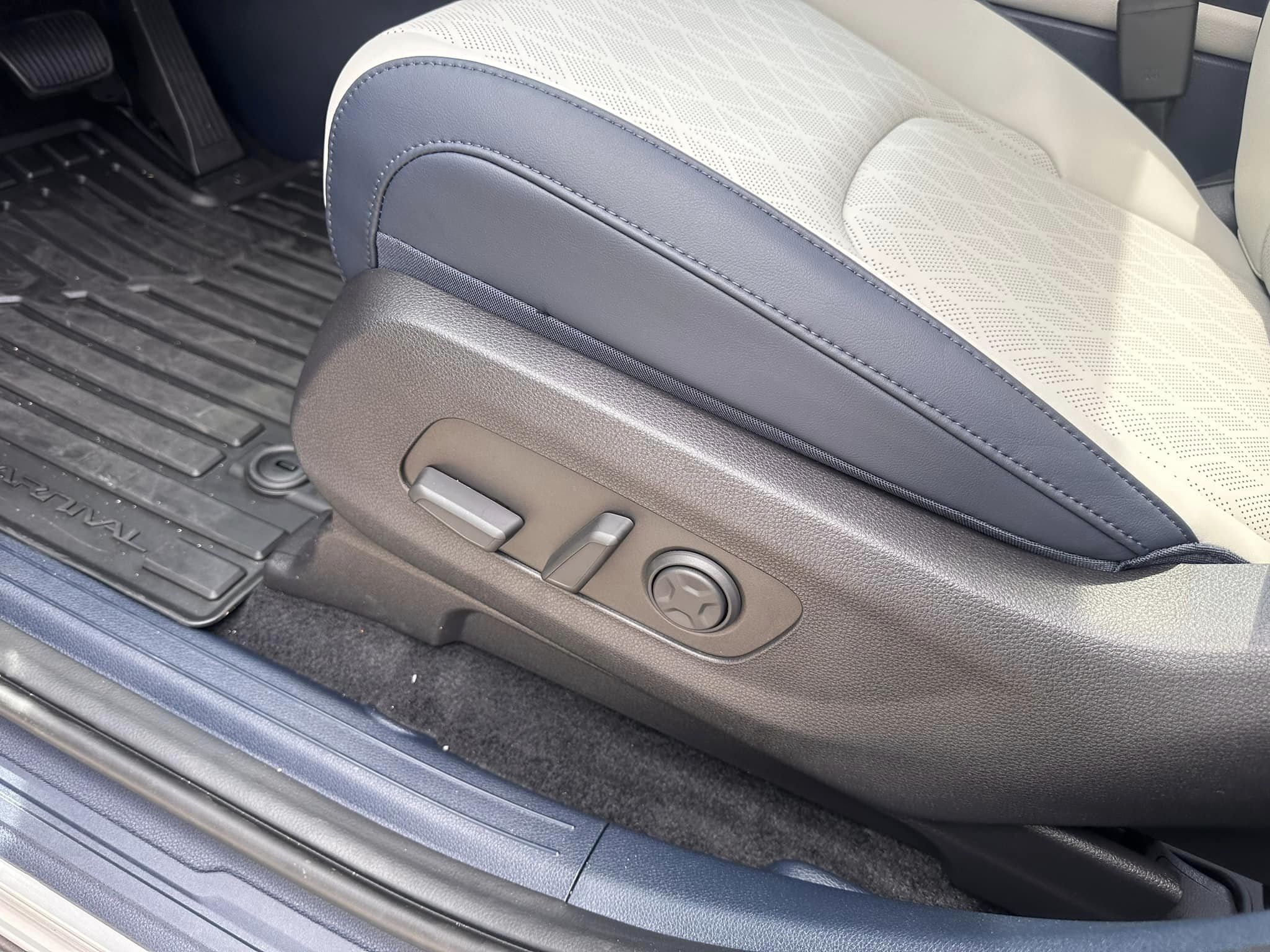 2025 Kia Carnival - SX Trim - Ceramic Silver with Navy & Gray Interior - 