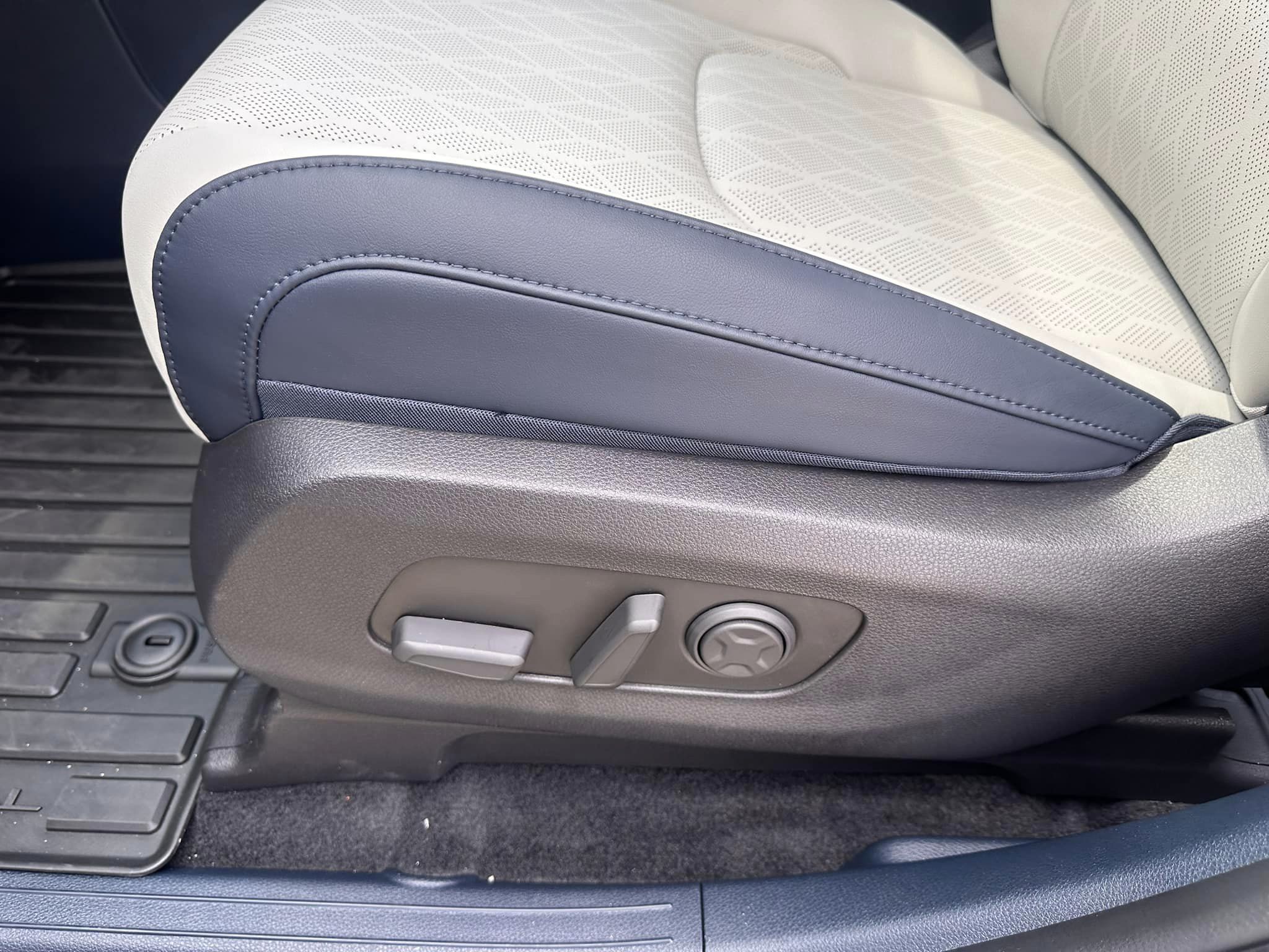 2025 Kia Carnival - SX Trim - Ceramic Silver with Navy & Gray Interior - 