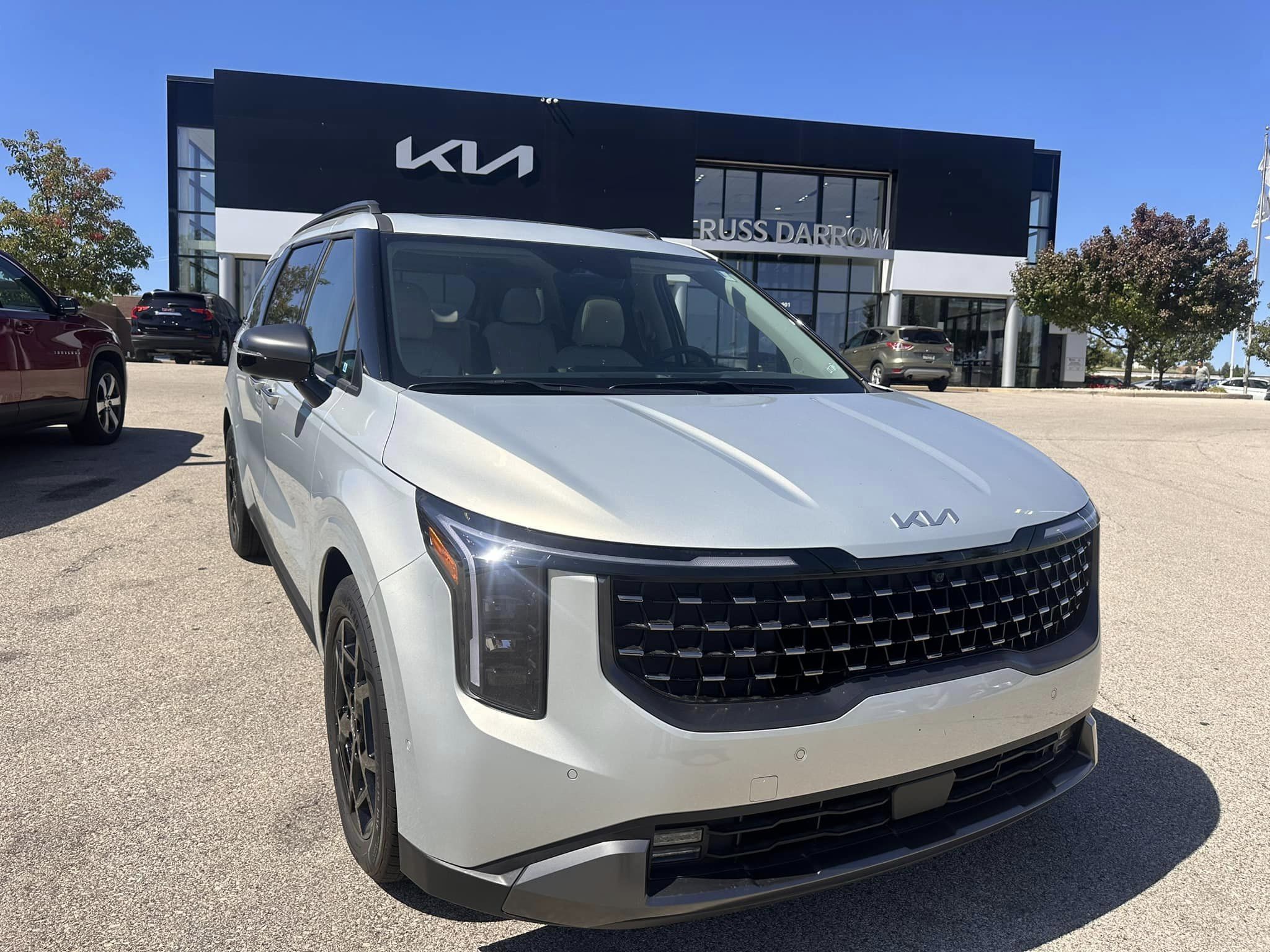 2025 Kia Carnival - SX Dark Edition Trim - Ivory Silver with Navy & Gray Interior - 