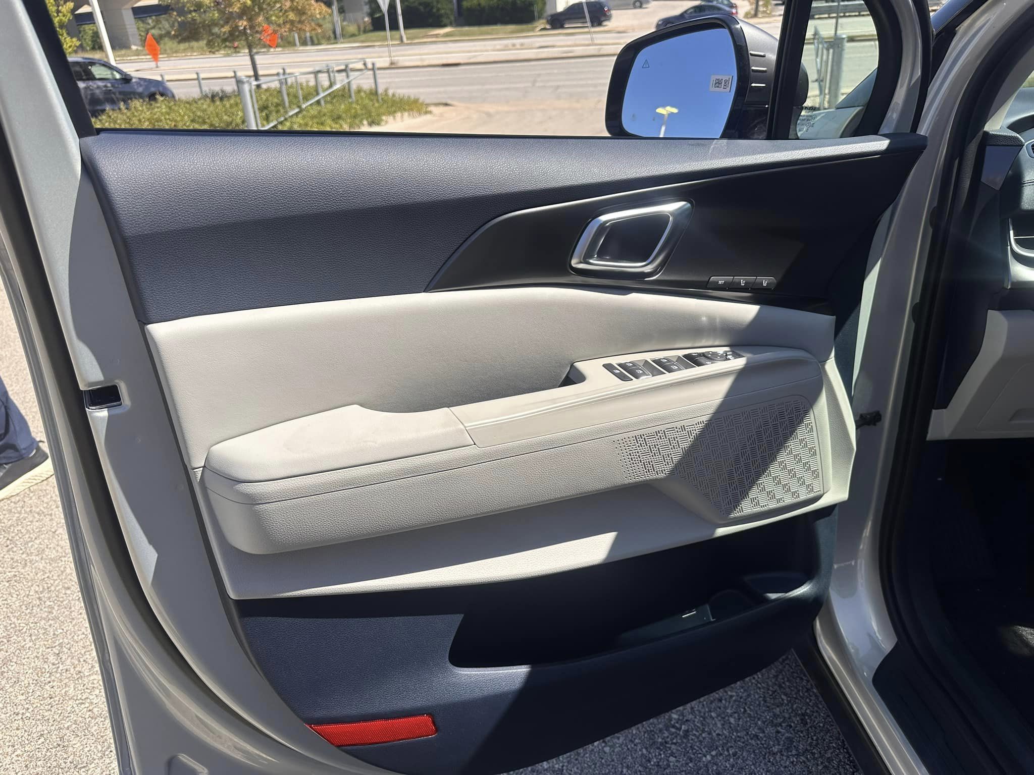 2025 Kia Carnival - SX Dark Edition Trim - Ivory Silver with Navy & Gray Interior - 